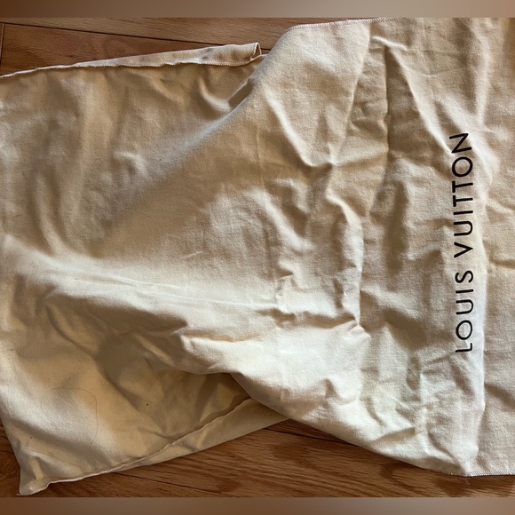 Louis Vuitton - Picture 1 of 2